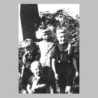 059-0175 Grete, Helmut, Horst und Hans Engels 1939 im Garten in Langendorf..JPG